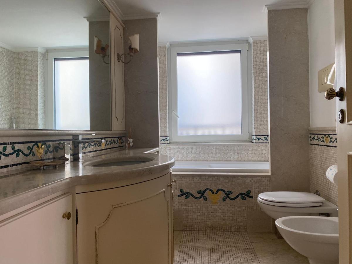 “La Pinta” Elegante Appartamento Al Vomero Napoli Bagian luar foto