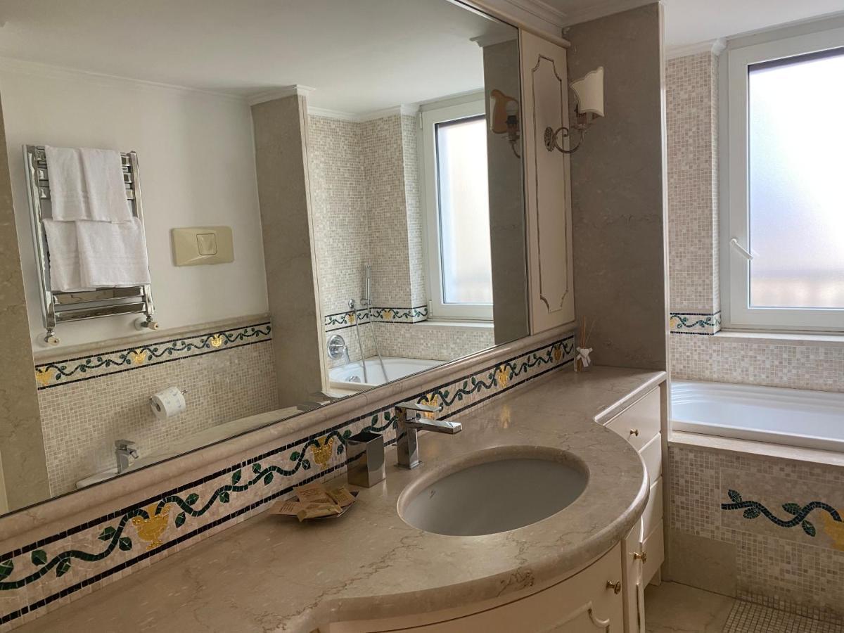 “La Pinta” Elegante Appartamento Al Vomero Napoli Bagian luar foto