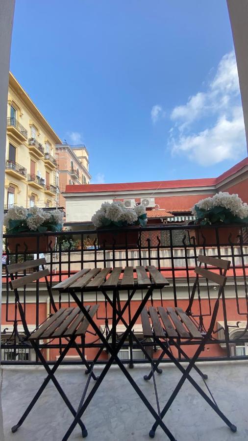 “La Pinta” Elegante Appartamento Al Vomero Napoli Bagian luar foto